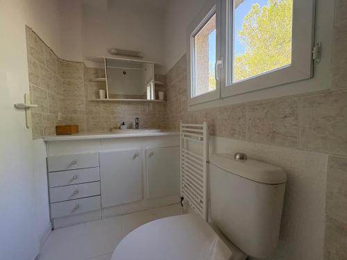 une salle de bain avec toilettes, lavabo et fenêtre dans l'établissement Villa Horizon Blue - Serene Mediterranean Escape, à Chateauneuf Villevieille