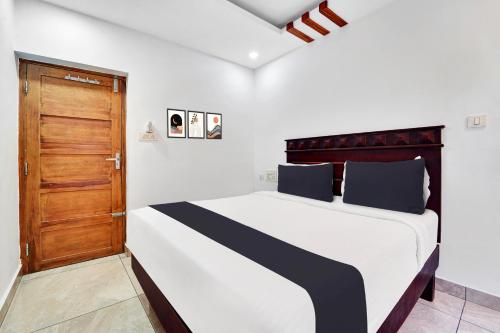 Postel nebo postele na pokoji v ubytování Super Hotel O Ernakulam Near North Railway Station
