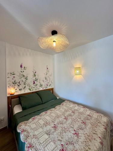 - une chambre avec un lit et deux lumières sur le mur dans l'établissement Nid Provençal - cœur de Village, à Callas