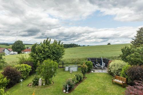 a garden with a table and a bench in a field at Ferienwohnung Landblick in Homberg