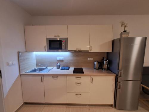 Una cocina o cocineta en Apartmány U Zámečku