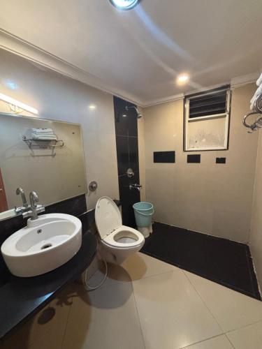 Bilik mandi di Paradise Hotel and Banquet, Indore