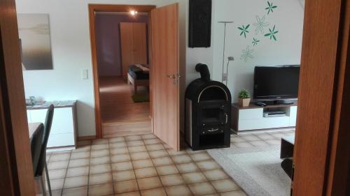 ein Wohnzimmer mit einem Holzofen im Zimmer in der Unterkunft Ferienwohnung Zenzen in Adenau