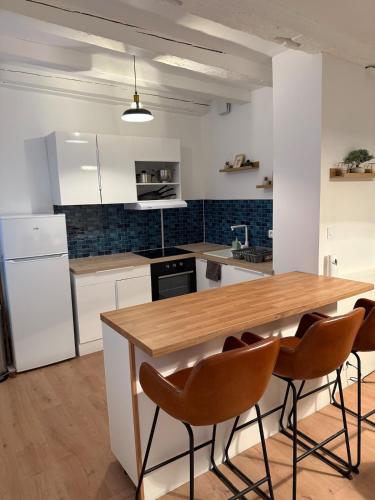 une cuisine avec une table et des chaises en bois dans l'établissement Strasbourg Cathedral hyper center, à Strasbourg