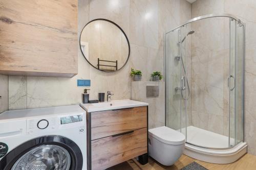 ヴィリニュスにあるNiwaki Sodai No 1 by URBAN RENTのバスルーム(洗濯機、シャワー付)