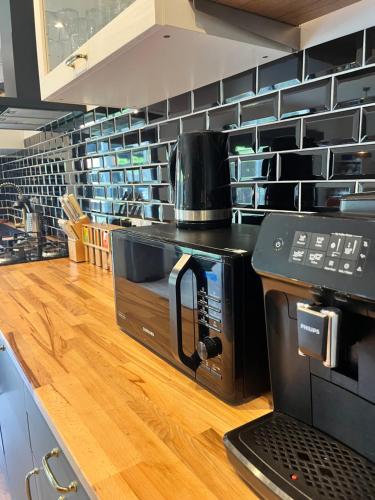 un four micro-ondes sur un comptoir dans une cuisine dans l'établissement Piscine & Spa, à Le Bourgeat