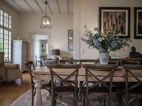 une salle à manger avec une table et des chaises en bois dans l'établissement Venez Chez Vous La Villa des Pensières, à Veyrier-du-Lac