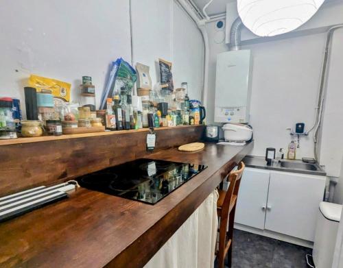 une cuisine avec un comptoir et un plan de travail avec de la nourriture dans l'établissement Spacieux appart cosy 2 chambres, à Paris