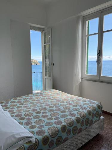 a bedroom with a bed with a view of the ocean at La Scuna Guest House in Corniglia