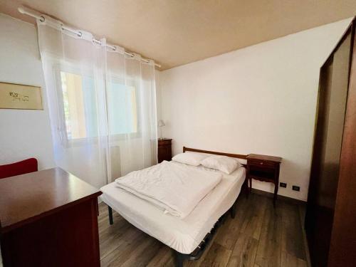 une chambre avec un lit, un bureau et une fenêtre dans l'établissement Appartement T2 avec terrasse et parking à 100m de la plage d'Eyrac - Arcachon - FR-1-433-13, à Arcachon