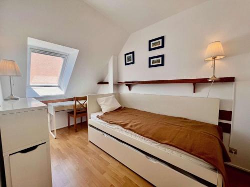 une chambre avec un lit, un bureau et une fenêtre dans l'établissement Maison 3 pièces proche plage à Saint-Pierre-Quiberon - FR-1-478-317, à Saint-Pierre-Quiberon