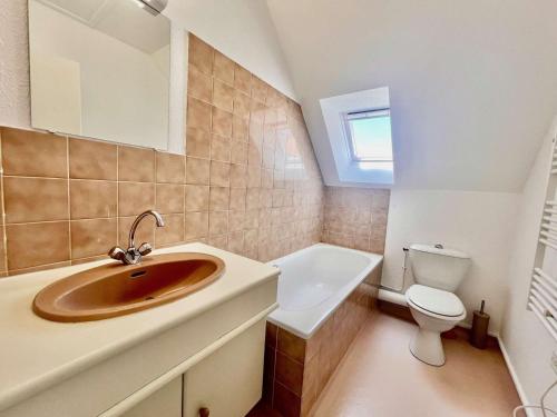une salle de bain avec un lavabo et des toilettes dans l'établissement Maison 3 pièces proche plage à Saint-Pierre-Quiberon - FR-1-478-317, à Saint-Pierre-Quiberon