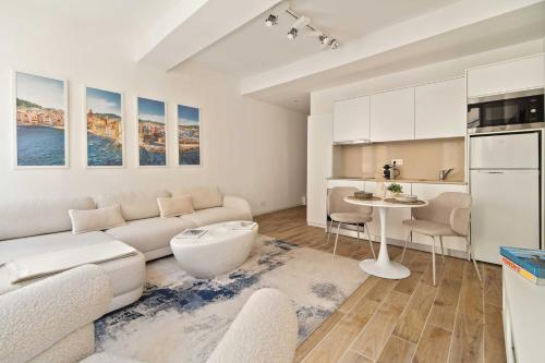 un salon avec un canapé et une table dans l'établissement Elegant appt- AC- 1BR 2P - Centre St Tropez, à Saint-Tropez