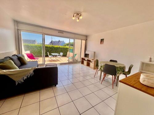 un salon avec un canapé et une table dans l'établissement Studio charmant avec terrasse ensoleillée et parking à Quiberon - FR-1-478-314, à Quiberon