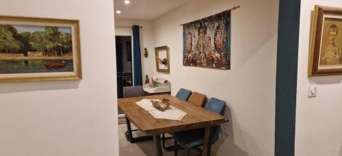 une salle à manger avec une table et des chaises en bois dans l'établissement Family cocoon near the sea, à Sanary-sur-Mer