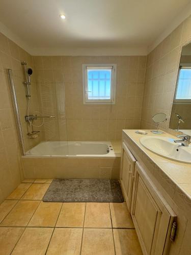 une salle de bain avec une baignoire et un lavabo dans l'établissement Maison LARLY Arles Swimming pool, à Arles