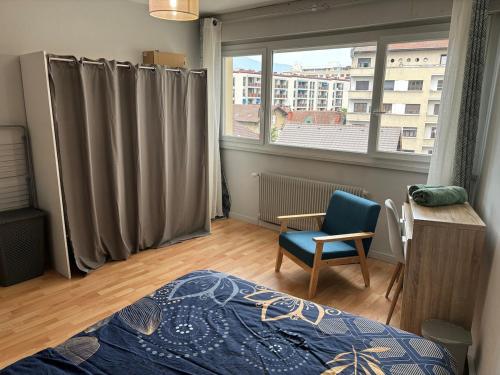 une chambre avec un lit, une chaise et une fenêtre dans l'établissement Coloc Cursat I Green Room, à Annemasse