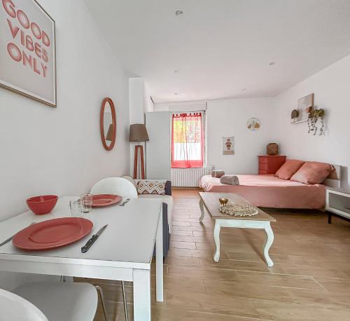 - un salon blanc avec un lit et une table dans l'établissement Cosy et calme, lit double, proche transports, à Tours