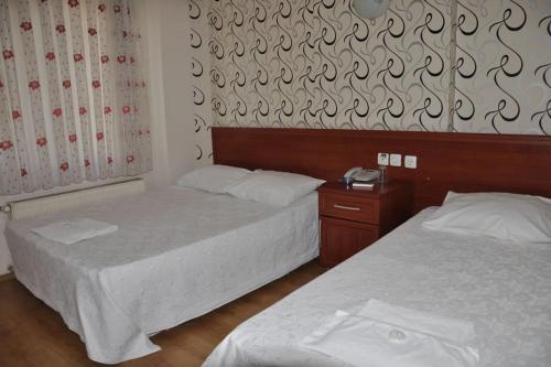 two beds in a hotel room with two beds sidx sidx sidx at Şahin Otel1 in Samsun