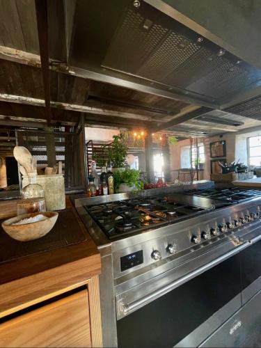 a kitchen with a large stove top oven at Månpalatset in Lärbro