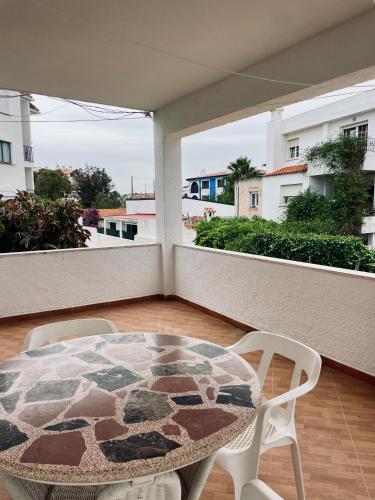 a patio with a table and chairs on a balcony at Edificio Guadalupe in Alcossebre