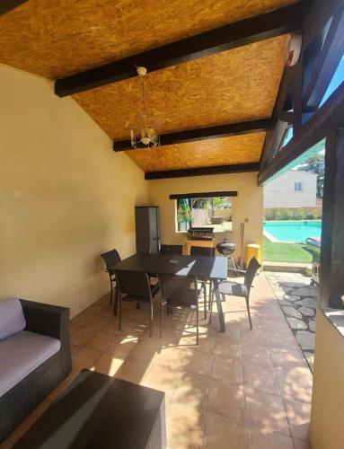 une salle à manger avec une table et des chaises dans l'établissement Villa du Soleil, à Caveirac