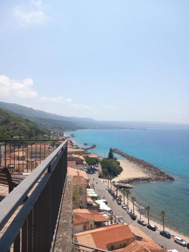 a view of a beach and the ocean at Sapore di Sale - Casa Vacanza a Pizzo Calabro in Pizzo