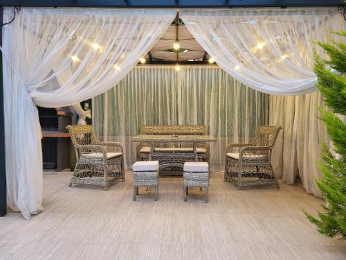 Un escenario con sillas, una mesa y cortinas. en Villa Koyuncu, en Dalaman