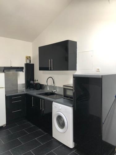 une cuisine avec un lave-linge et un lave-linge dans l'établissement Appartement centre ville Orange, à Orange