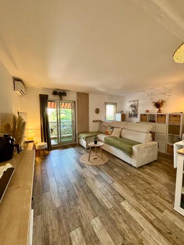 un salon avec un canapé et une table dans l'établissement Charmant studio - parking & clim - plage, à Vallauris