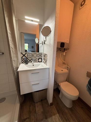 une salle de bain avec un lavabo blanc et des toilettes dans l'établissement Charmant studio - parking & clim - plage, à Vallauris