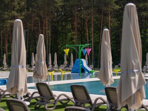 Bazén v ubytování Osada Zborów Camp & Bed nebo v jeho okolí