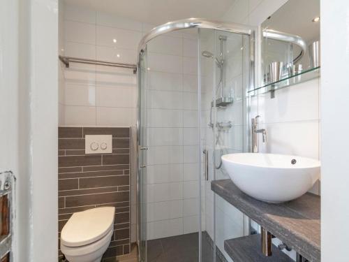 Ένα μπάνιο στο Bungalow Sint Maartenszee near the Beach