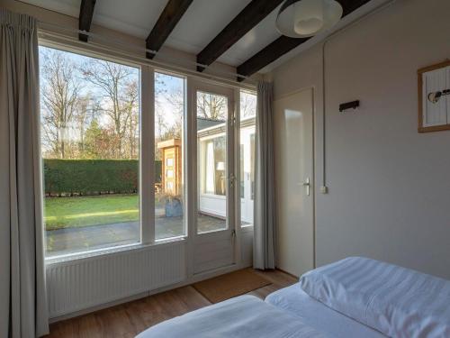 Ένα ή περισσότερα κρεβάτια σε δωμάτιο στο Bungalow Sint Maartenszee near the Beach