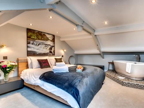 ein Schlafzimmer mit großem Bett und Badewanne in der Unterkunft The Nook by Luxury Travel Emporium in Askrigg