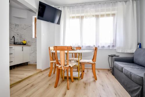 a living room with a table and chairs and a couch at U Lańdy in Poronin