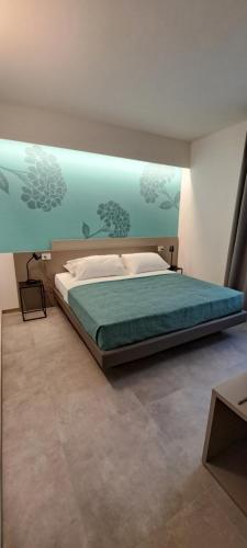 a bedroom with a large bed with an aquariumued wall at Holiday Apartments Campoverde in Salò