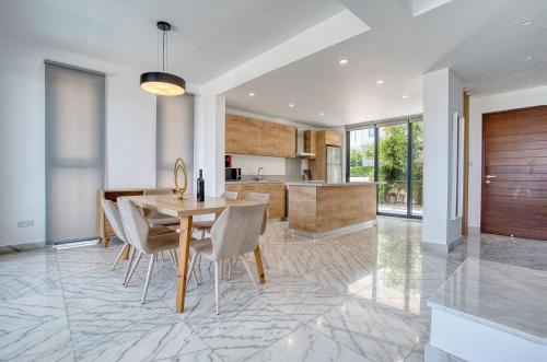 Η κουζίνα ή μικρή κουζίνα στο Avalon 1 Villa 14