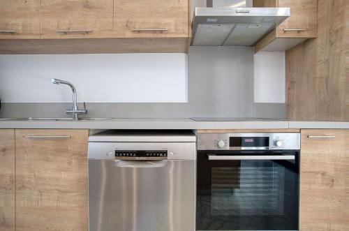 Η κουζίνα ή μικρή κουζίνα στο Avalon 1 Villa 14