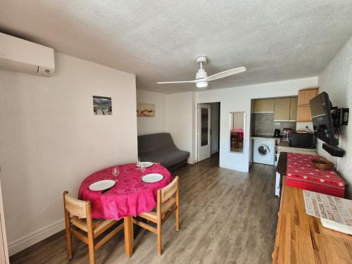 un salon avec une table de salle à manger et une cuisine dans l'établissement Joli studio à 350 m de la plage de Saint Asile, tout à pied., à Saint-Mandrier-sur-Mer