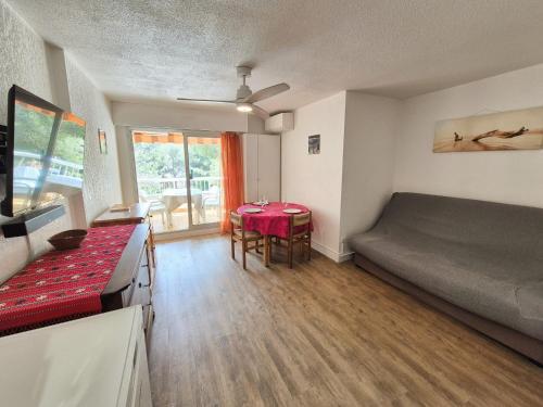 une petite pièce avec un lit et une table dans l'établissement Joli studio à 350 m de la plage de Saint Asile, tout à pied., à Saint-Mandrier-sur-Mer