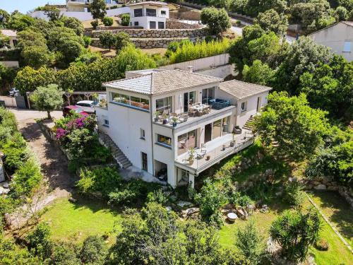 une vue aérienne d'une maison avec une cour dans l'établissement Superbe villa entre mer et montagne avec piscine, à Viggianello