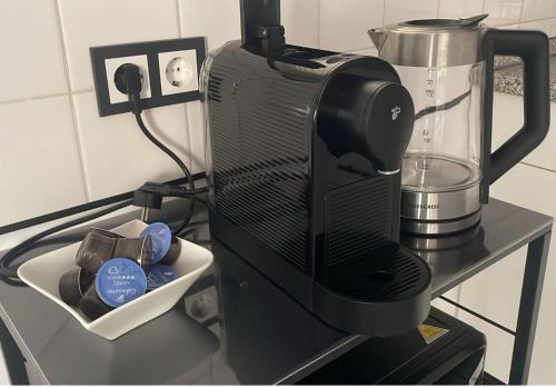 Příslušenství pro přípravu čaje a kávy v ubytování Modernes und gemütliches Studio in Karlsruhes Zentrum - APOLONIAliving