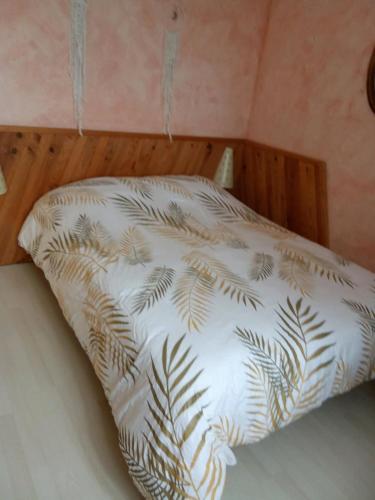 - un lit avec un oreiller blanc dans l'établissement Maison Sologne, à Lassay-sur-Croisne