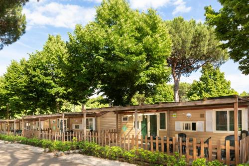 a row of mobile homes behind a wooden fence at hu I Pini village in Fiano Romano