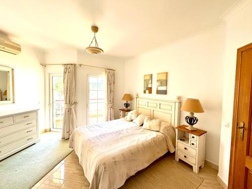 En eller flere senge i et værelse på Casa da Luz 9 , golf view townhouse