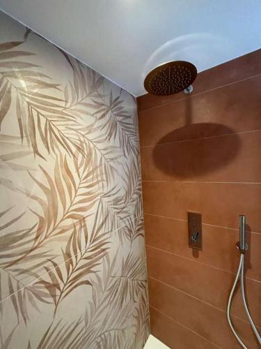 La salle de bains est pourvue d'une douche murale. dans l'établissement Mas Lorea, havre de paix en Provence, à Tarascon