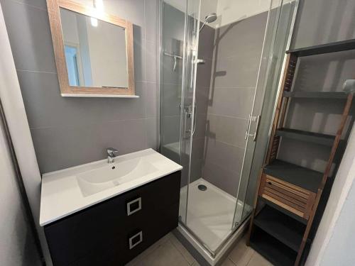 une salle de bain avec un lavabo et une douche dans l'établissement Charmant T3 en bord de mer, parking privé, animaux admis, non-fumeurs, proche commerces et pistes cyclables - FR-1-324A-59, à Saint-Hilaire-de-Riez
