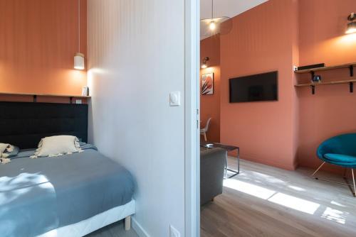 une chambre avec un lit, un bureau et une chaise dans l'établissement Let's- 2 and 1 - Sweet Voltaire, à Lyon