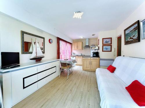 un salon avec un lit et une cuisine dans l'établissement Appartement 2 chambres avec terrasse et parking à La Baule, proche plage - FR-1-245-218, à La Baule-les-Pins